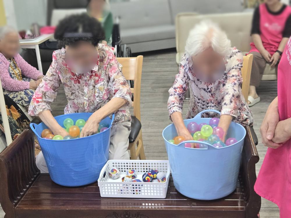 공을 이용한 어르신 신체활동 프로그램 진행 모습