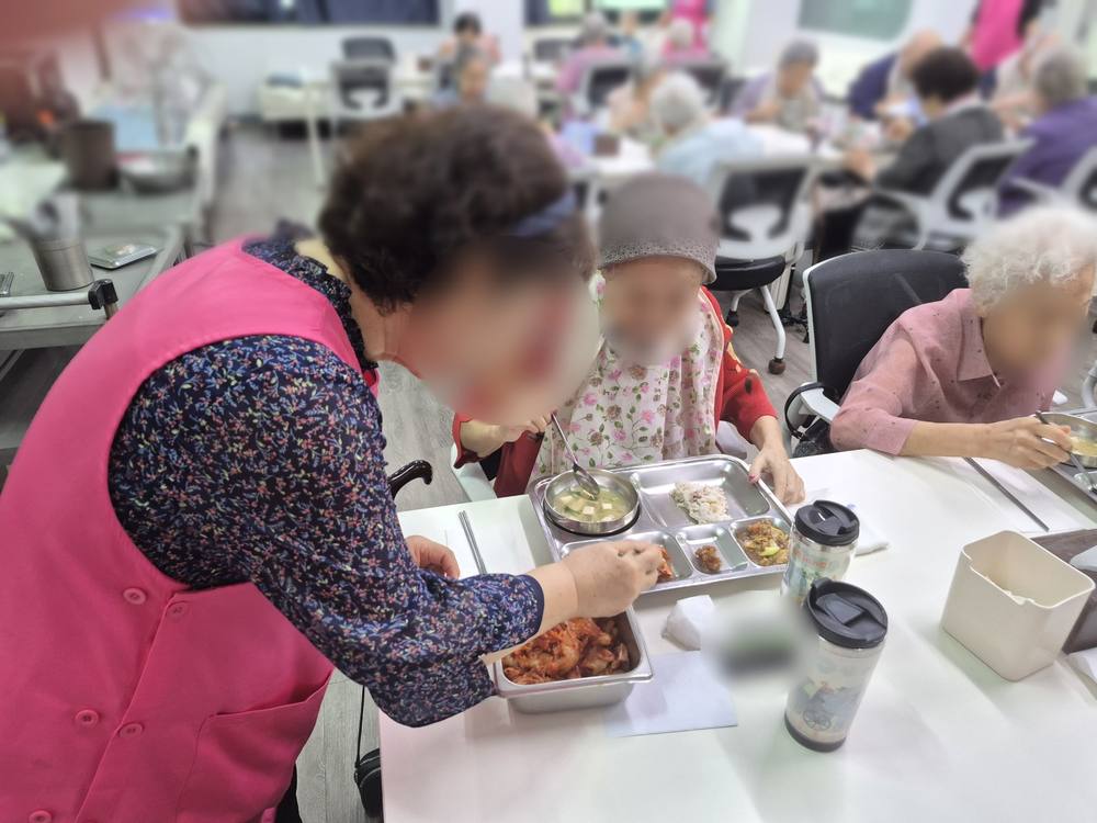 주간보호센터에서 제공하는 어르신 점심 식사 상차림