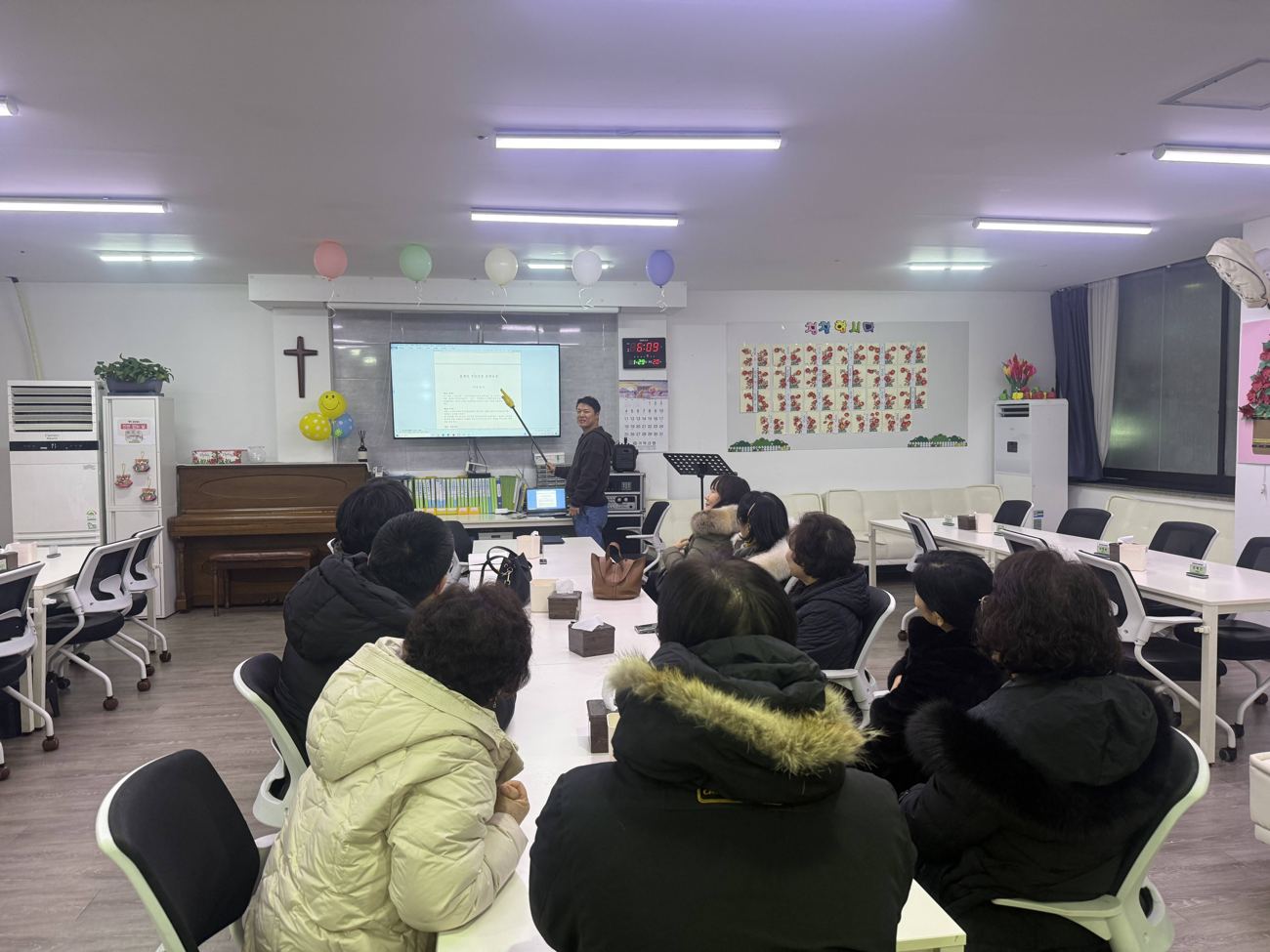 직원 회의를 진행하는 모습